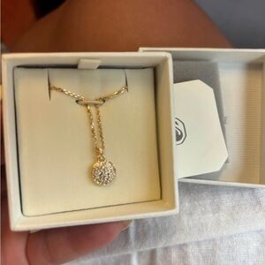 Elegant Gold Pendant Necklace